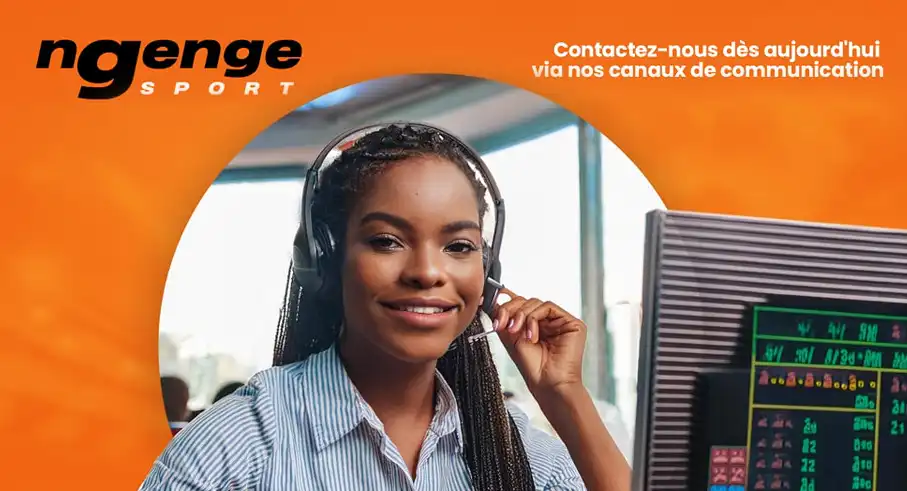 Agent du service client Ngenge Sport portant un casque et souriant devant un écran d’ordinateur.